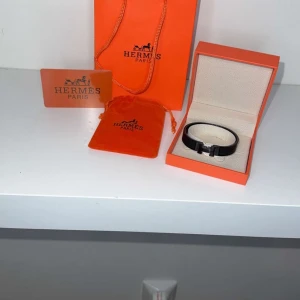 H-armband - Fint H-armband 10/10 sick oandvänt allt som syns på bilden får du med om du köper, altså låda påse och armband flera storlekar finns. 17,5 cm & 19 cm omkrets.Fint H-armband 10/10 sick oandvänt allt som syns på bilden får du med om du köper, altså låda påse och armband flera storlekar finns. 17,5 cm & 19 cm omkrets.