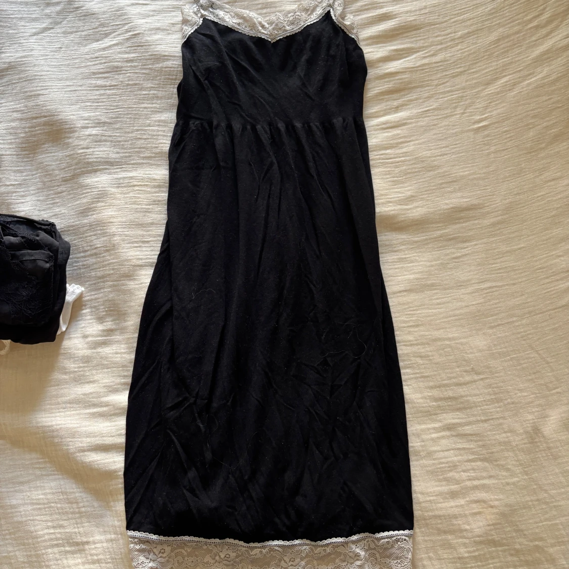 Svart nattlinne med spetsdetaljer