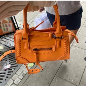 Orange city liknande handväska - Aldrig använd ( finns ett fack med dragkedja inuti) 💗.