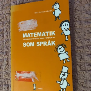Matematik som språk: Verksamhetsteoretiska perspektiv - Upptäck hur matematik kan bli ett kreativt språk! Den här boken visar hur barn lär sig matematik genom att prata, leka och rita. Perfekt för dig som vill förstå matematik på ett nytt sätt och få inspiration till lärande och samarbete.
