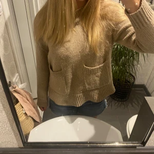 Stickad tröja från Zara! 🩷 - Jätte fin stickad tröja med fickor från Zara! Säljer pågrund av att den inte kommer till användning 