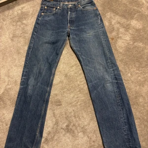 Levi's 501 blå jeans - Levi’s 501 USA Vintage – Made in October 1995 – W29 L30 Klassisk modell 501 tillverkad i USA med knäppgylf, 100 % bomull. Sällsynt vintageplagg för samlare eller den stilmedvetna. Bra skick