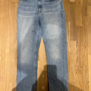 Gant jeans med relaxed fit - Gant jeans i ljusblå färg Modellen är något vidare än gant’s straight leg jeans men ej någon överdriven skillnad  Nypris: 800kr (länk längs ner)  Sparsamt använda med få tecken på slitage utöver Läderlappen på högra baksidan(se bild 3)  Säljes då dem växtes ur. Storlek 176cm (ca 16år) motsvarar S i herr storlek Normal i storleken.  Original länk till produkten:  https://www.gant.se/teen-boys-relaxed-fit-jeans-light-blue-worn-in/7325706526832.html