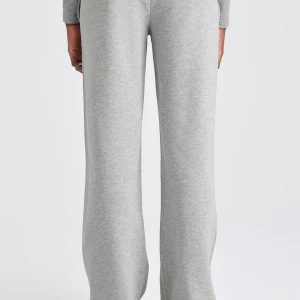 Grå low waist mjukisbyxor  - Snygga ljusgrå low waist mjukisbyxor med elastisk midja och raka, lite vidare ben. Perfekt för chill dagar eller när du vill vara bekväm men ändå se fräsch ut. Tillverkade i mjukt bomullsmaterial som känns skönt mot huden.💕