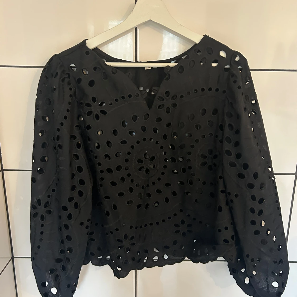 Svart blus med mönster - 1