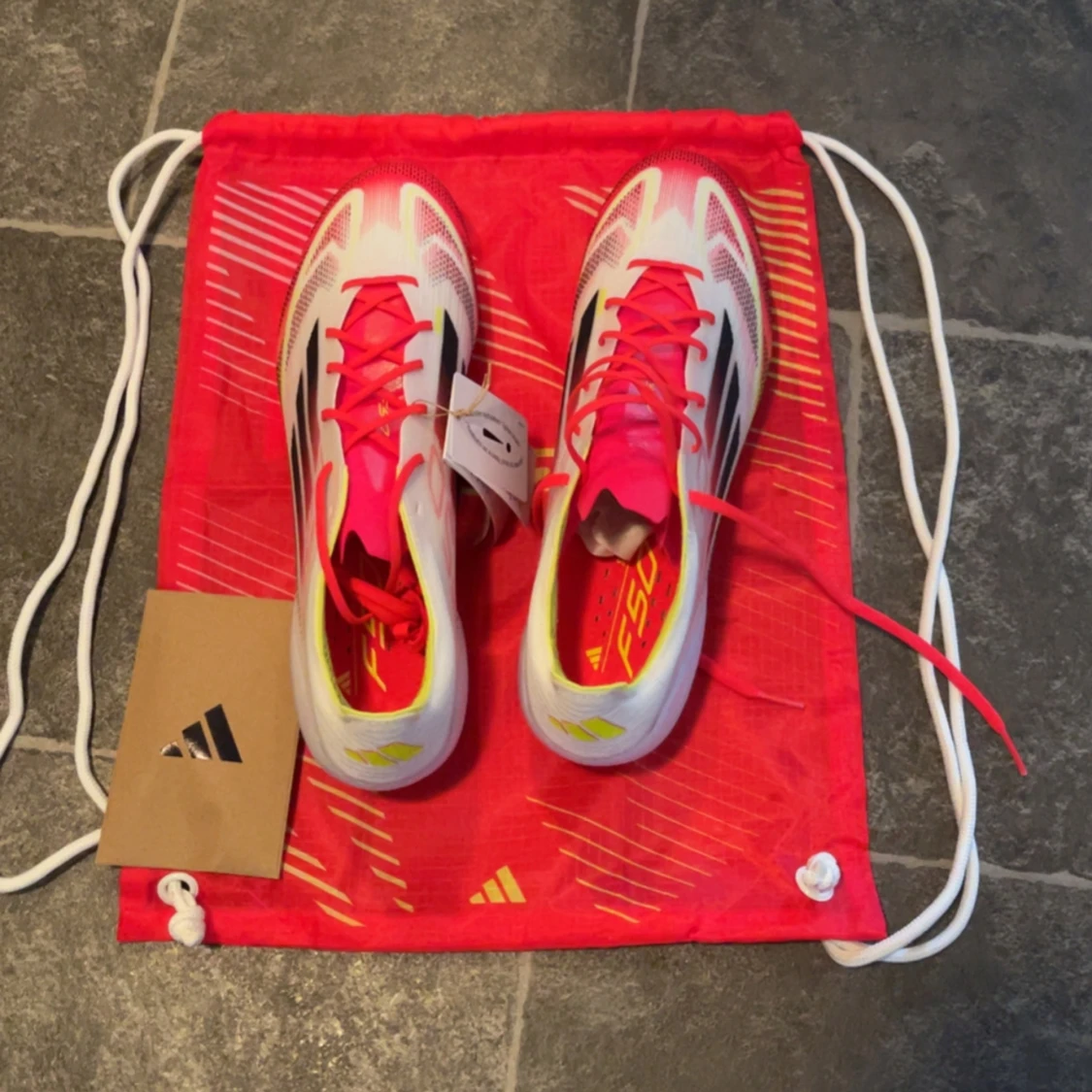 Adidas F50 vita och rosa fotbollsskor - 2