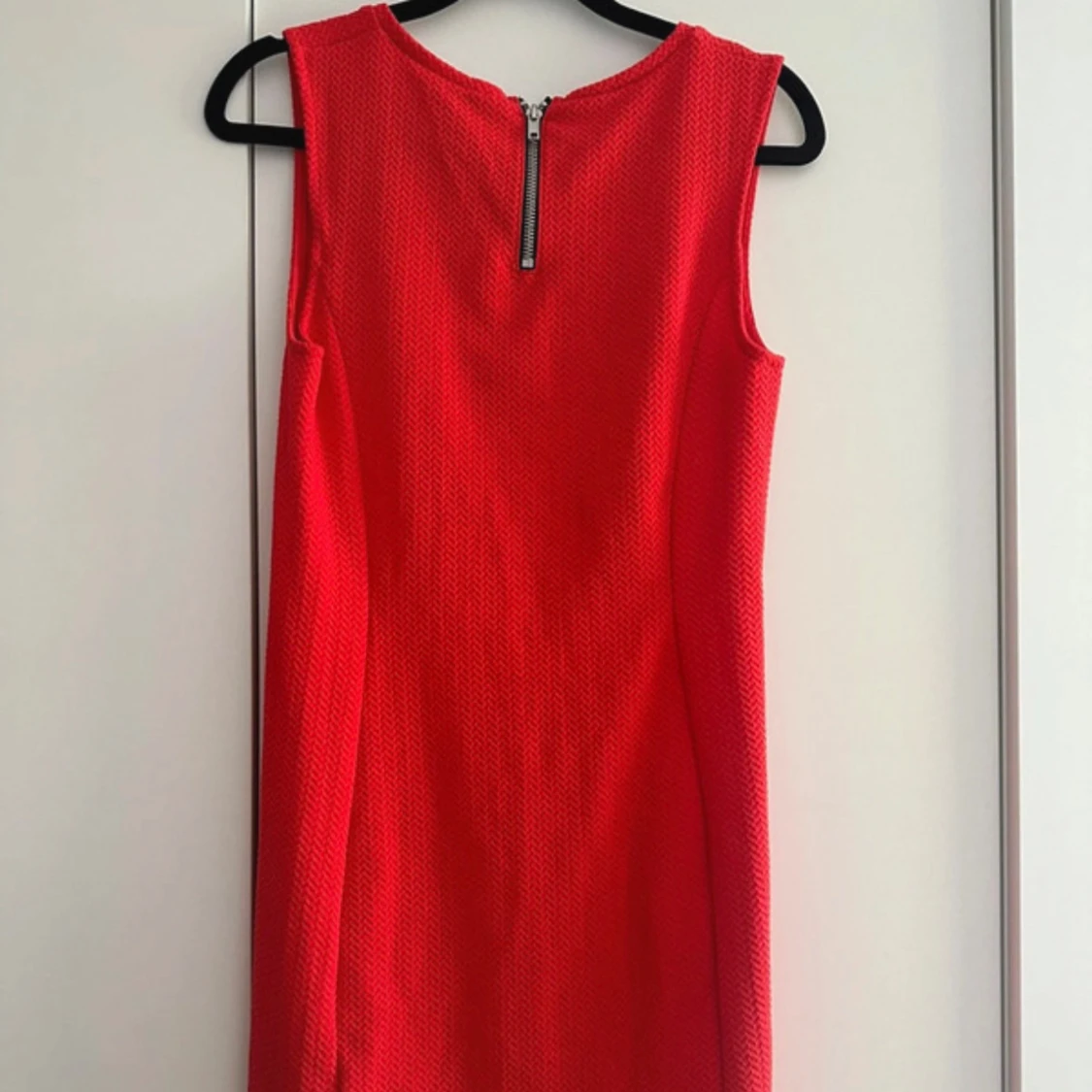 Röd ärmlös klänning - 3