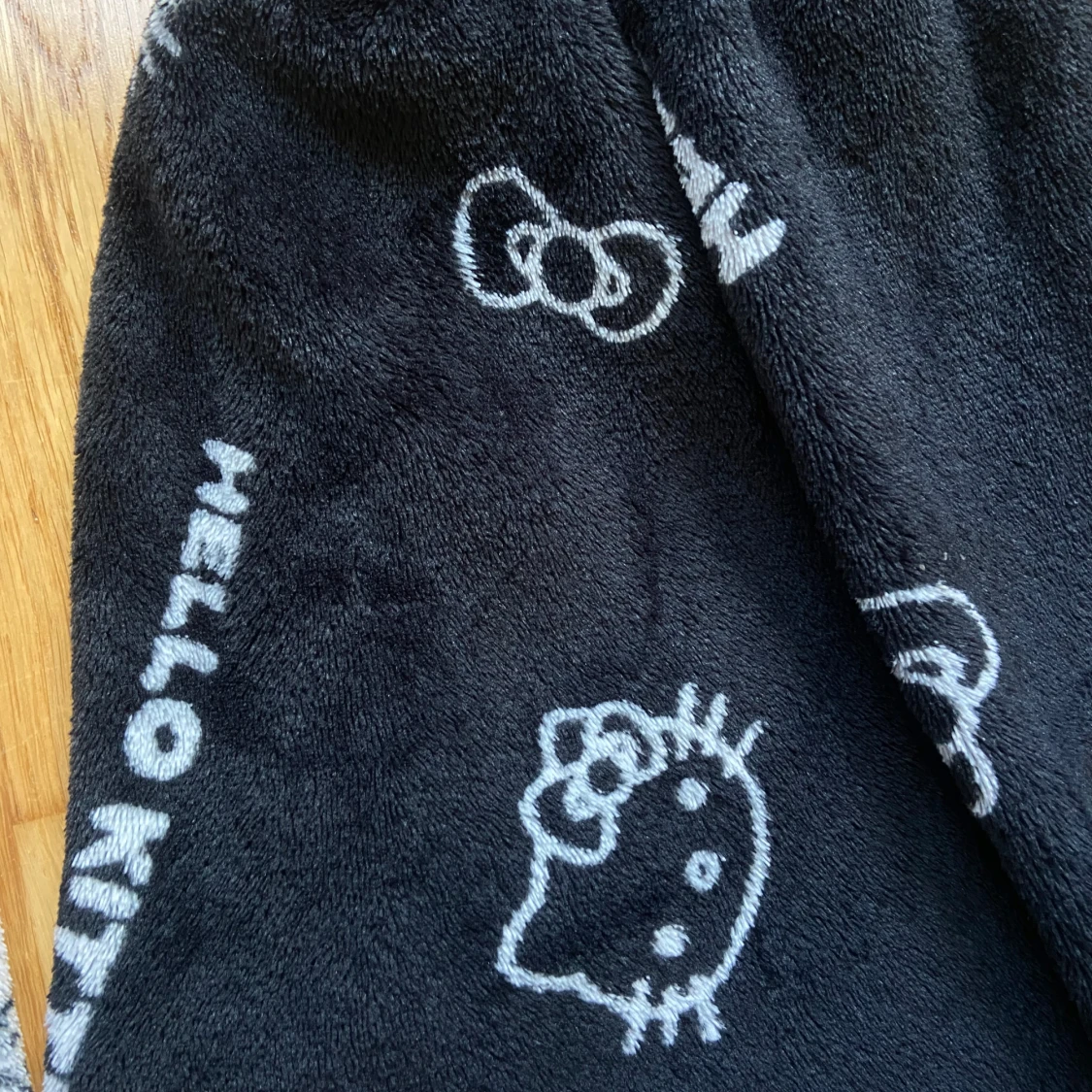 Två par Hello Kitty pyjamas byxor, svart & vit - 2