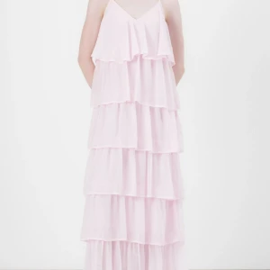 Ljusrosa volangklänning med smala axelband - Superfin långklänning i ljusrosa med flera lager volanger och smala axelband. Perfekt för sommarens alla tillfällen. Använd en gång så bra skick & normal i storleken. 