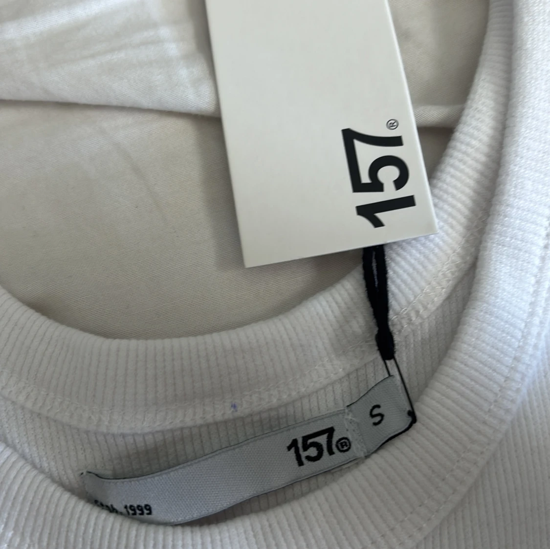 Vit ribbad linnetopp från 157 - 2