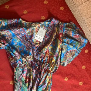  sommarklänning - pris kan diskuteras💕                                   Klänningen har v-ringning, resår i midjan och korta ärmar. Materialet är glansigt och känns lyxigt. Köpt i Italien!💕                                                                         skriv om du vill ha fler bilder!💕                                    