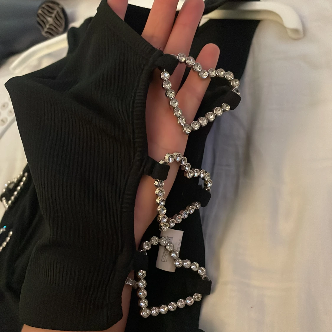 Svart ärmlös topp med hjärt-detaljer - 2