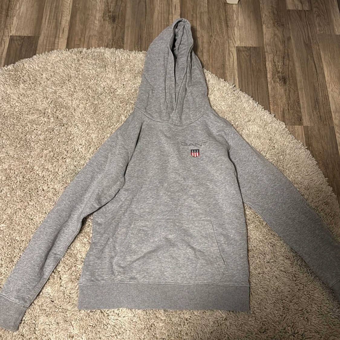 Grå hoodie från GANT med logga