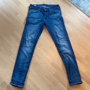 Blå Slim jeans från Jack & Jones - Säljer ett par blå slim jeans från Jack and Jones. Storleken passar som S/M. Bara att skriva om ni har frågor😊