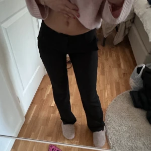 Kostymbyxor - Ett par väldigt populärt svarta lågmidjade kostymbyxor ifrån Bikbok, storlek 34, är i bra skick. Nypris 500