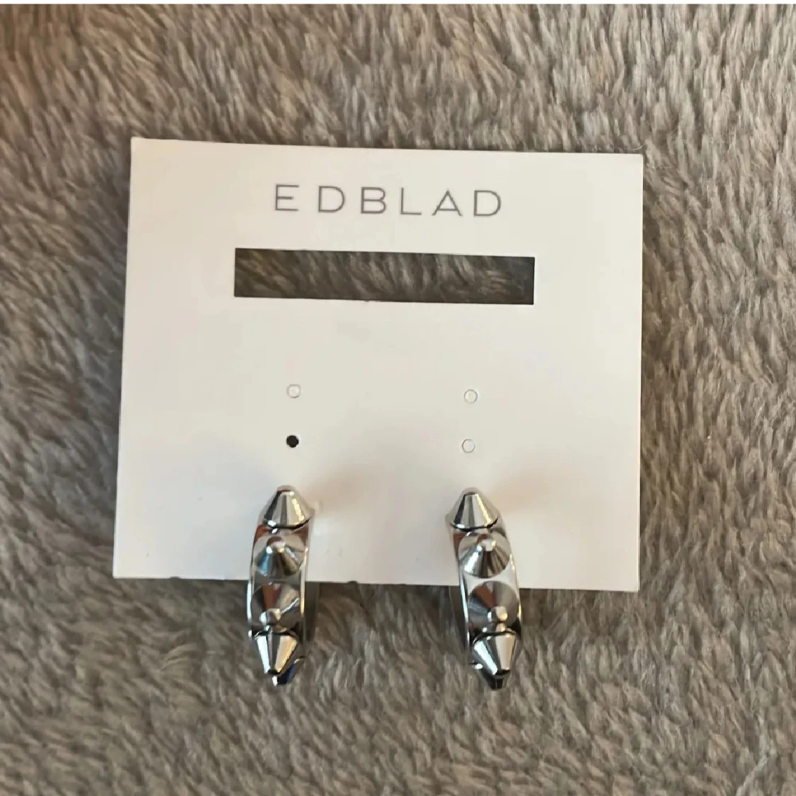 Silvriga örhängen med nitar från Edblad - 1