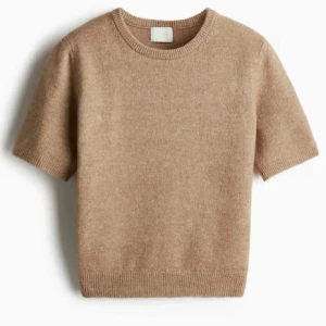 Stickad tröja - Säljer denna stickade tröja från H&M. Den är i fint skick och använd fåtal gånger. Storlek S. Skulle säga att den är lite ljusare biege i verkligheten. Klicka gärna på köp nu!🥰