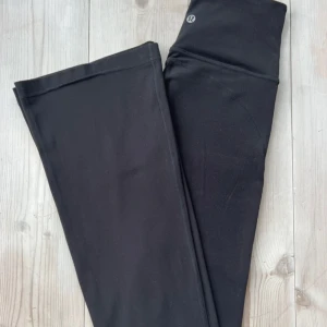 lululemon svarta bootcut leggings  - Använda fåtal gånger. köpta för 1280 super sköna jätte fin passform storlek 4 34/S