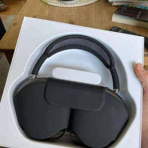 Svarta  hörlurar - Säljer ett par svarta hörlurar med stilren design och mjuka öronkuddar. Bygeln är vadderad med mesh för extra komfort och kåporna är i aluminium. Kommer med originalfodral och laddkabel. Perfekta för dig som vill ha grymt ljud och snygg stil.