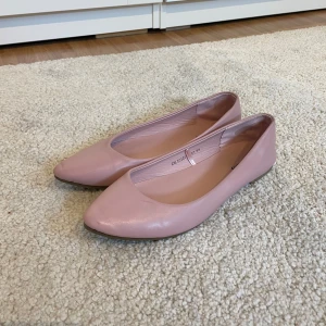 Rosa ballerinaskor från Bassano - Snygga ballerinaskor i ljusrosa från Bassano i storlek 37. Skorna är i fint men också använt skick. De sitter mycket bekvämt på mig och har dessutom samma skor i svart som jag använder ofta. 💕