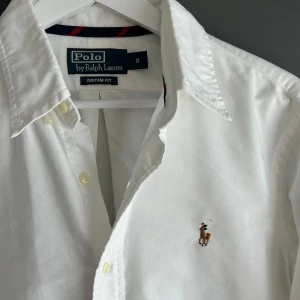 Ralph Lauren Skjorta - - Mycket fint skick, inga defekter. Nypris ca 2000kr. Storlek S, passar dig som är 175-185cm ungefär. Skriv för mer information!🤝