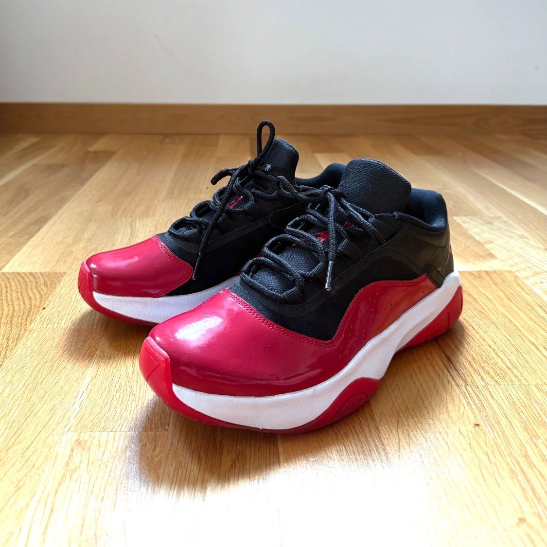 Nike Jordan 11 Low i mycket fint skick