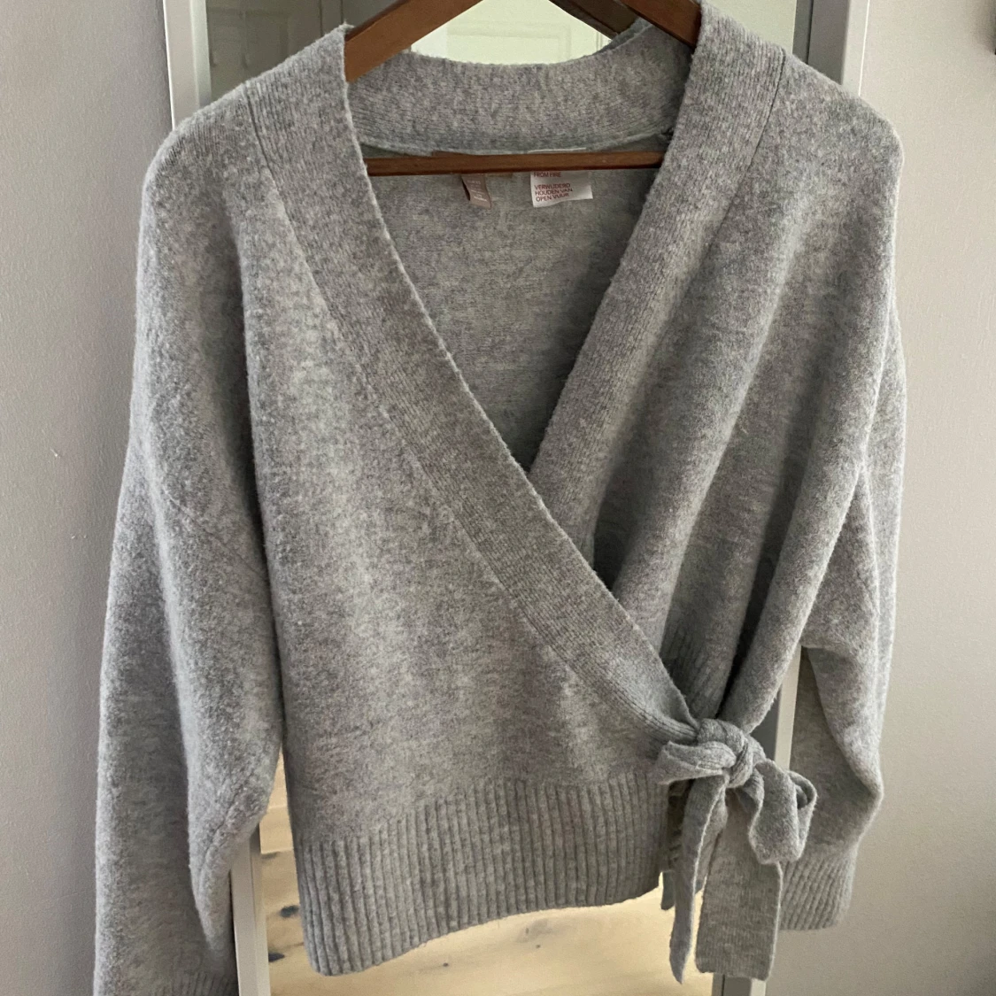 Grå omlottkofta från H&M