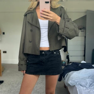 Olivgrön croppad trenchcoat - Selling this dark green khaki trench coat in size XS, oversized fit, good condition. Shipping from England so it will take 10 days to arrive, see my first post for more information. Swish and Revolut accepted 🥝