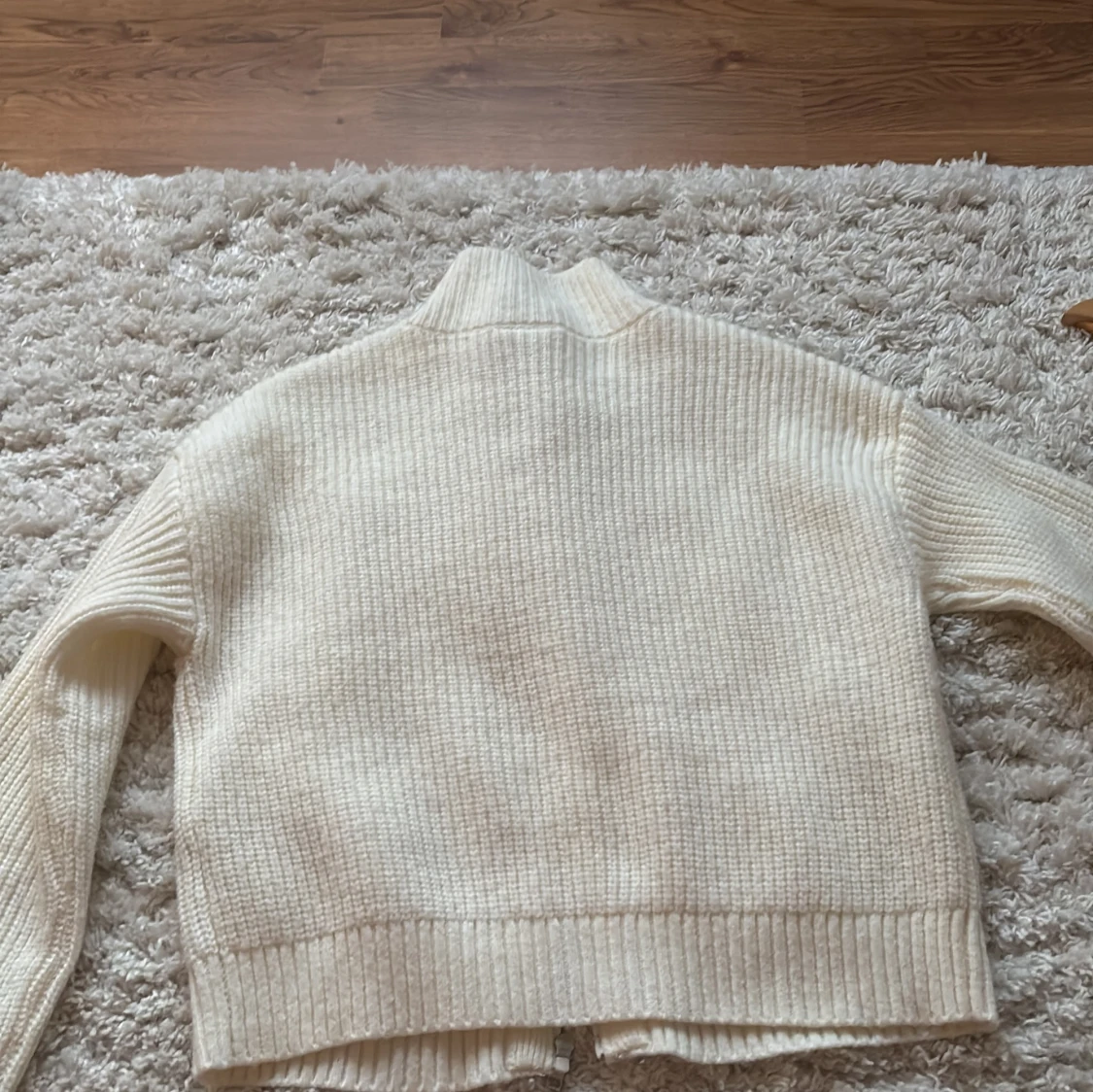 Kräm vit stickad kofta med dragkedja - 1