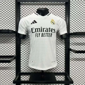 Real Madrid - Finns med och utan namn. Vini Jr, Bellingham, Rodrygo, Mbappé, Diaz, Arda Güler, Modric, Rudiger, Camavinga, Valverde, Tchouanemi, Militao & Carvajal. Storlek varierar från namn men finns i S, M & L