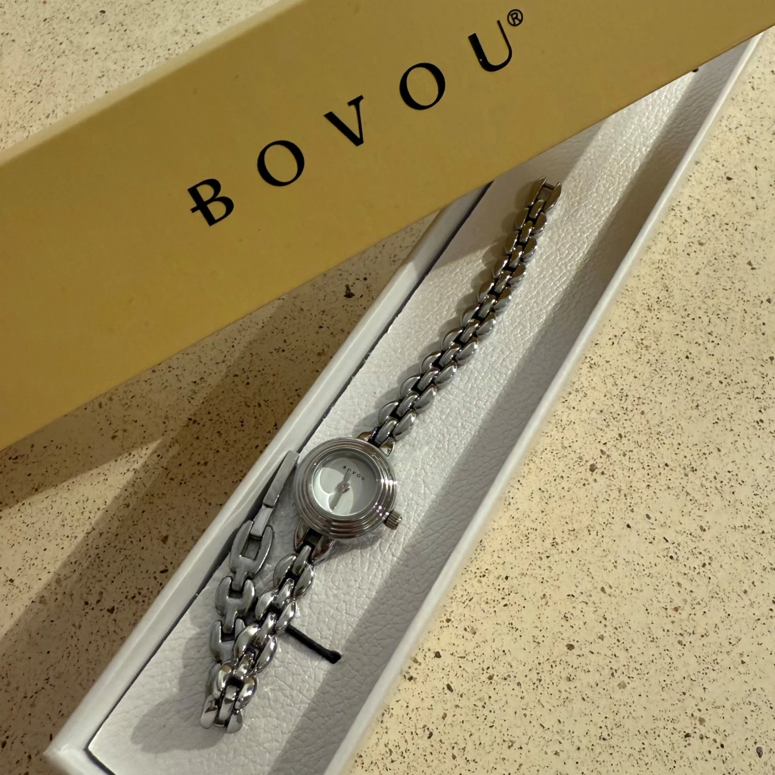 Silverfärgad klocka från Bovou