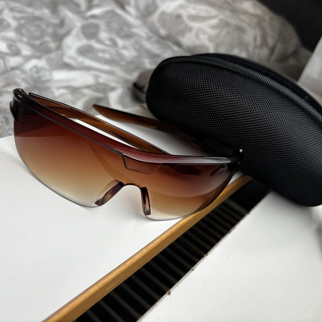 Bruna sportiga solglasögon shield