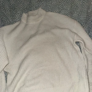 Vit stickad polotröja FB Sister - Supermysig vit stickad polotröja från New yorker. Tröjan har ribbad struktur, hög krage och långa ärmar. Perfekt för lager-på-lager och passar till allt från jeans till kjol. Enkel och stilren design som är lätt att matcha.