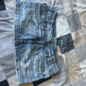 Blå jeanskjol från S19 Denim Dreams - Supersnygg kort jeanskjol från S19 Denim Dreams i klassisk blå denim. Storlek 36
