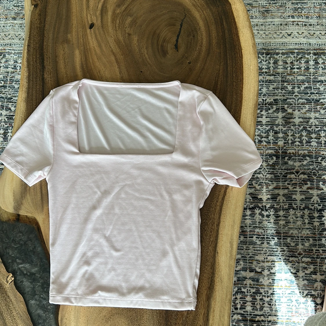 Ljusrosa topp med fyrkantig hals