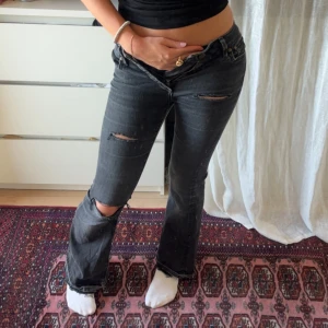 Svarta håliga jeans  - Säljer ett par svarta jeans från Crocker, modell Pow Flare. De har snygga slitningar och hål vid knäet. Pris får diskuteras 🫶