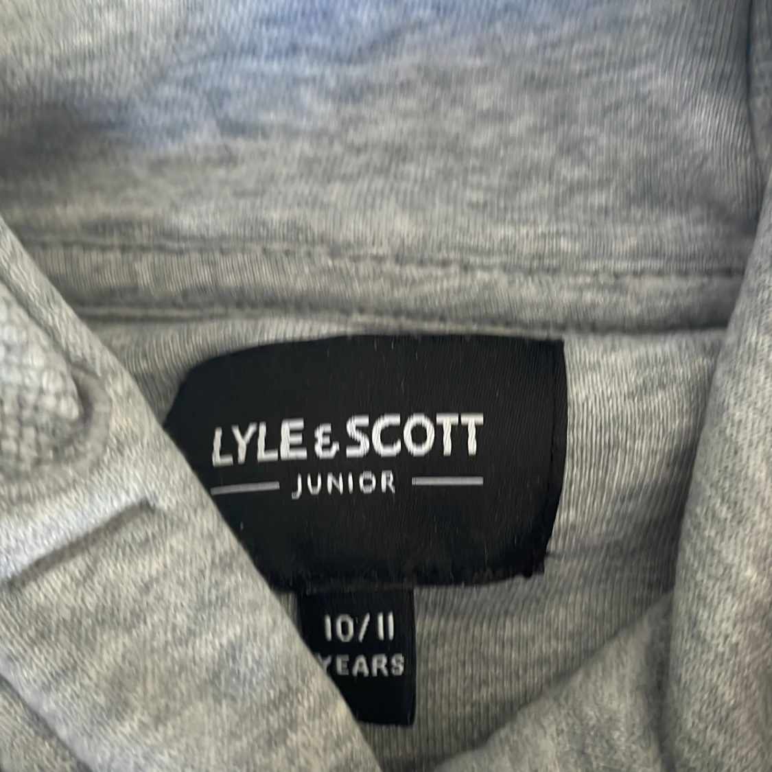 Grå hoodie från Lyle & Scott Junior - 1