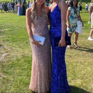 Balklänning - Säljer min superfina balklänning som är köpt på asos i rosa/champagne liknande färg💕Mycket bra skick, fler bilder finns