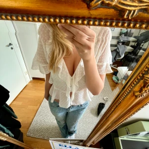 Blus -  Säljer denna vita superfina blus. Köpte secondhand men kommer från Zara! Saknas en knapp på tröjan men skulle inte säga att de är något som märks, Om du har några fler frågor är det bara att kontakta mig🌸