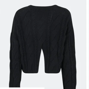 Stickad tröja  - Svart stickad tröja med slit baktill från bikbok. Storlek xs. Nypris 499💓