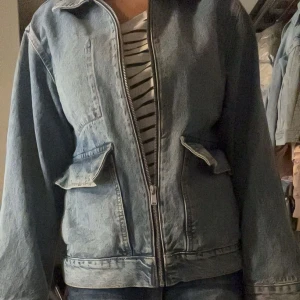 Ljusblå jeansjacka med dragkedja - Såå snygg💞