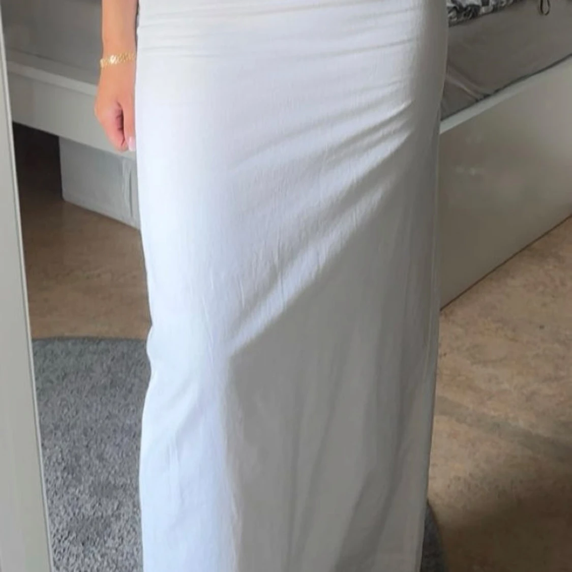 Vit lång kjol i linne material