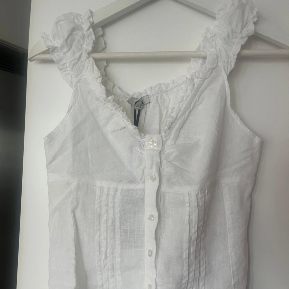 Vit linnetopp med volang och knappar - 2