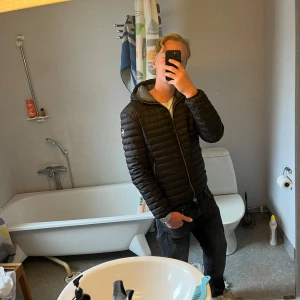 Svart pufferjacka från Colmar - Säljer en svart pufferjacka från colmar perfekt inför hösten och kommande vinter!