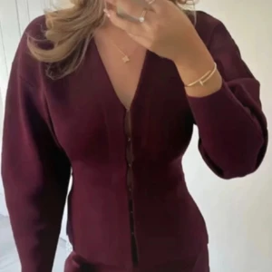 Vinröd zara cardigan  - Snygg vinröd tröja med v-ringning och knappar framtill. Modellen är figurnära med långa ärmar och markerad midja. Super skick 💗