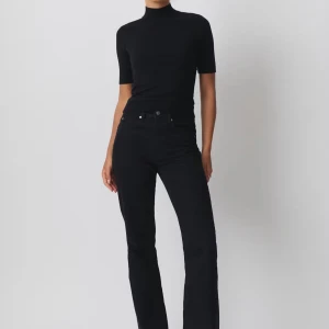 Svarta bootcut jeans från Ginatrixot - Säljer ett par svarta jeans från Perfect Jeans i storlek 36. Classic boot.