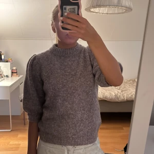 Lila stickad tröja med puffärm - Säljer en mysig lila stickad tröja med puffade trekvartsärmar och ribbad hals.