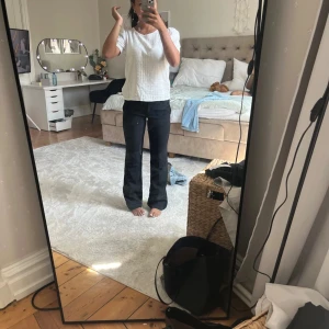 Bikboks kostymbyxor - Svarta kostymbyxor från bikbok i strlk 34. Modell vera, lågmidjade