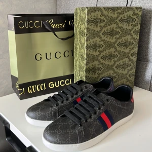 Gucci sneakers, strl 44 - Säljer ett par väldigt snygga Gucci sneakers i storlek 44 | box och extra snören | skorna är knappast använda | väldigt rena |  I mycket fint skick | köpta 2021, har ej kvitto | öppen för olika bud. 