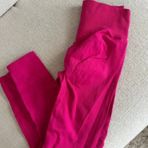 Träningsbyxor - Tråningsbyxor med sqrunch i storlek S, stretchigt material och inte genomskinliga. Finns en liten fläck, syns på bild 2